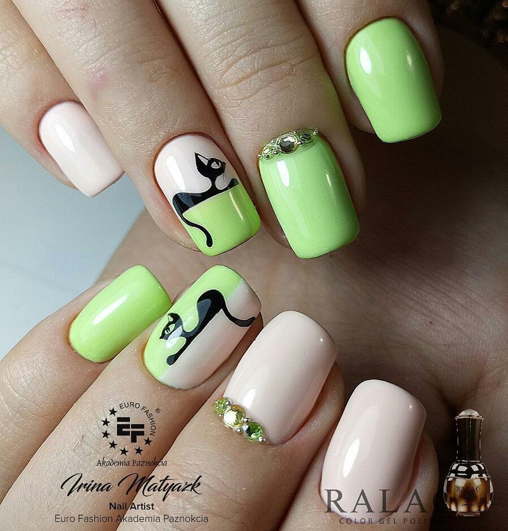 Вау-манікюр: зелено-бежева абстракція з золотом та стразами на овальних нігтях