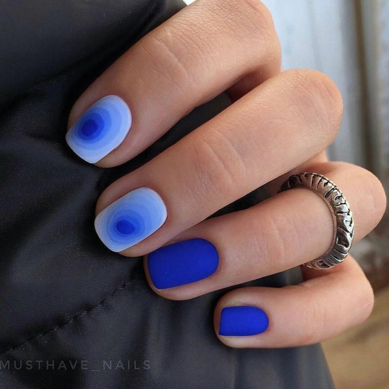 Манікюр: синьо-біле омбре з матовим ефектом та сріблястою геометрією