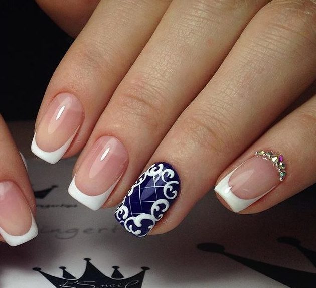 Бежевий манікюр з синім абстрактним френчем та стразами