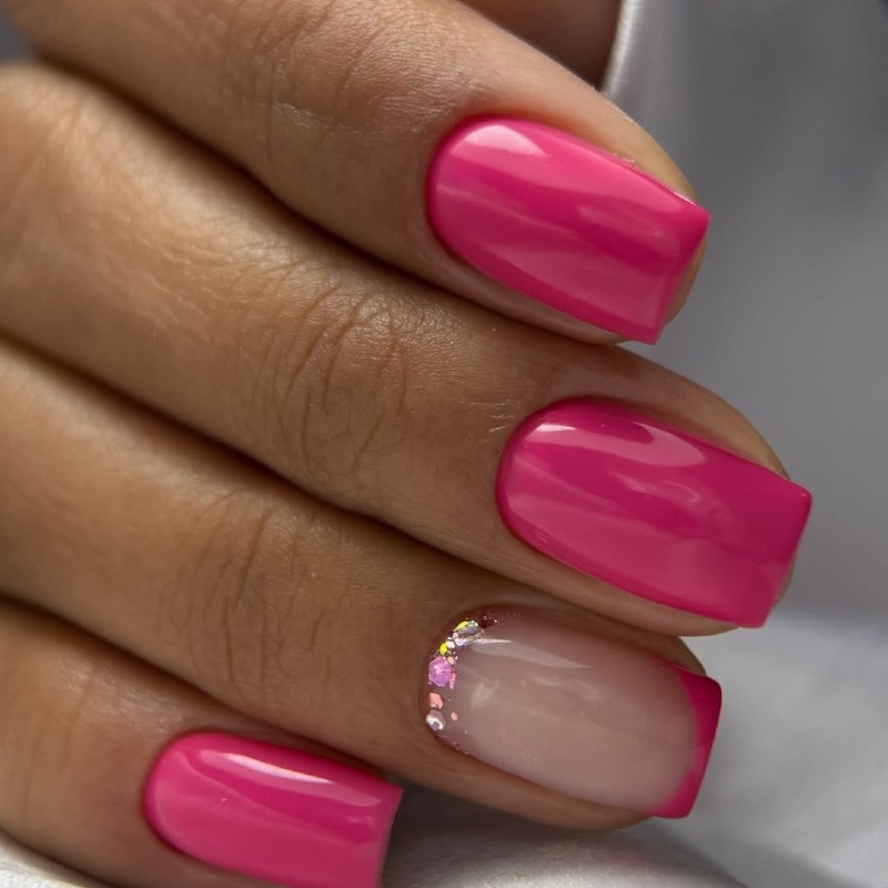 Французький манікюр рожевий з бежевим: блискучі стрази на квадратних нігтях