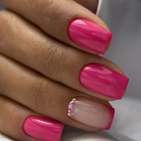 Ніжний рожево-бежевий французький манікюр з блискітками на квадратних нігтях