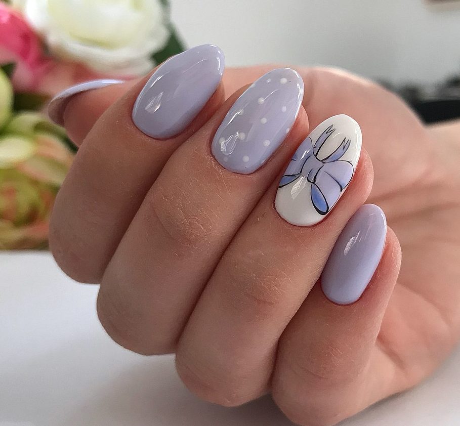 Мигдалеподібний манікюр: фіолетовий мінімалізм з абстрактним ручним розписом