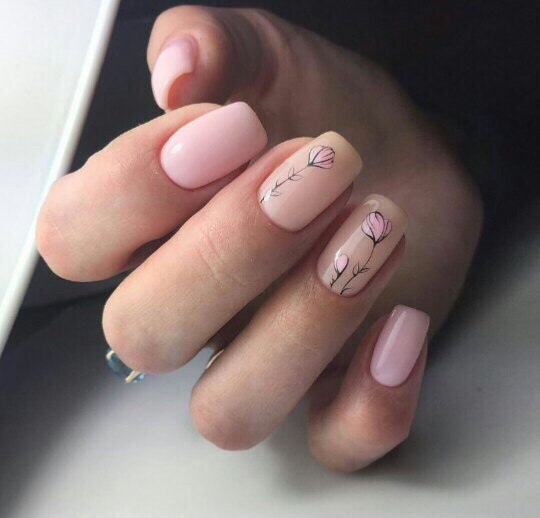 Мінімалістичний манікюр з чорними квітами та рожевим акцентом