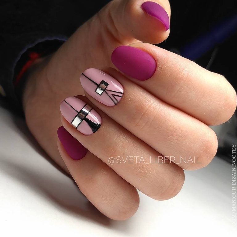 Матовий фіолетовий манікюр з геометрією та сріблом