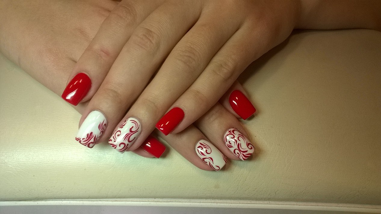 Червоний абстрактний манікюр з білим ручним розписом