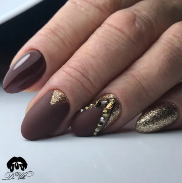 Елегантний коричневий манікюр з золотою геометрією на довгих мигдалеподібних нігтях