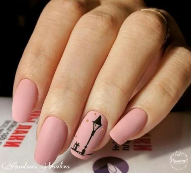 Матовий рожевий гель-лак з чорним розписом та золотими стразами