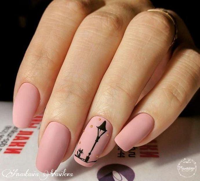 Матовий рожевий гель-лак з чорним розписом та золотими стразами