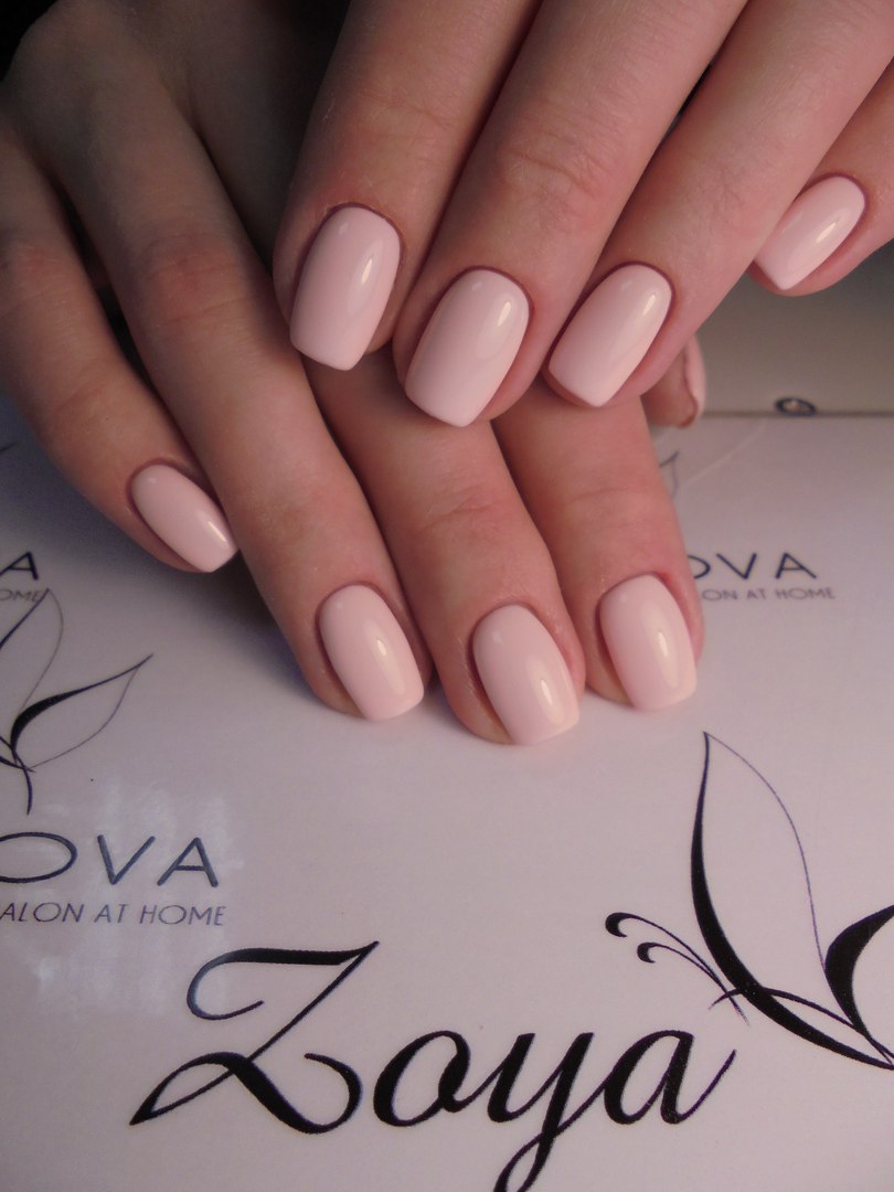 Рожевий мінімалізм на овальних нігтях: універсальний гель-лак для будь-якої події