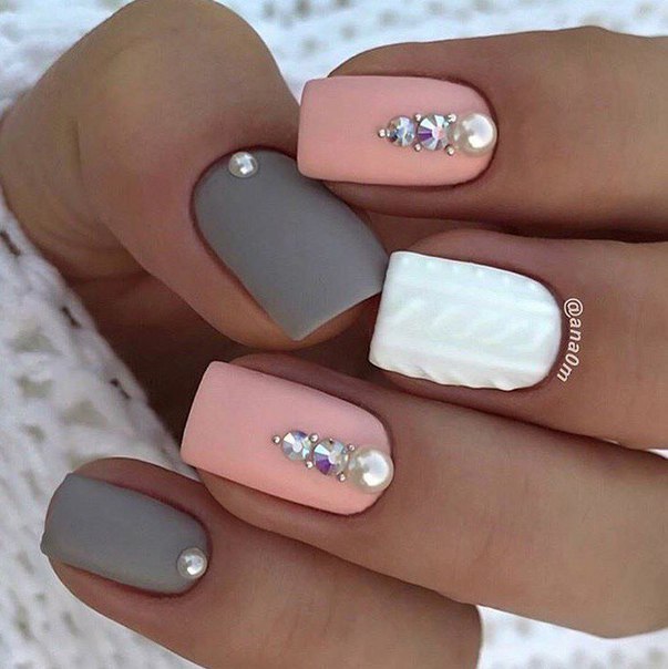 Матовий рожевий манікюр з сірим 3D акцентом та блиском