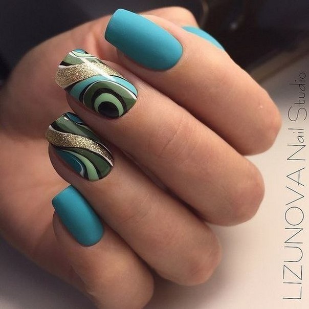 Матовий синій манікюр: абстрактний дизайн із золотими блискітками