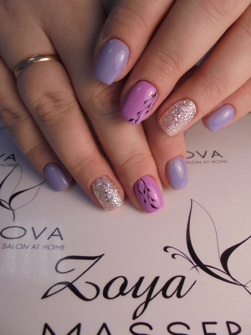 Фіолетовий манікюр: ніжні квіти та сріблясті акценти на овальних нігтях гель-лаком