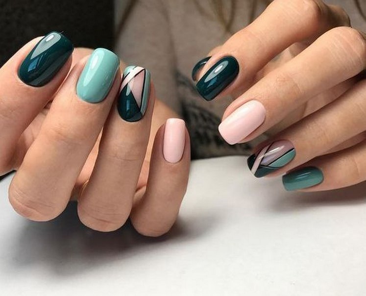 Зелений манікюр з рожевою геометрією та ручним розписом