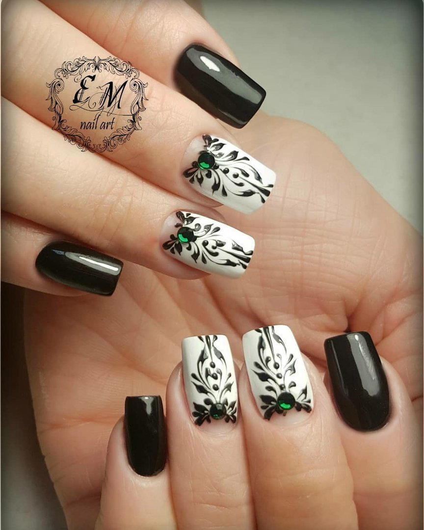 Розкішний чорно-білий манікюр: квадратна форма, 3D квіти та стрази
