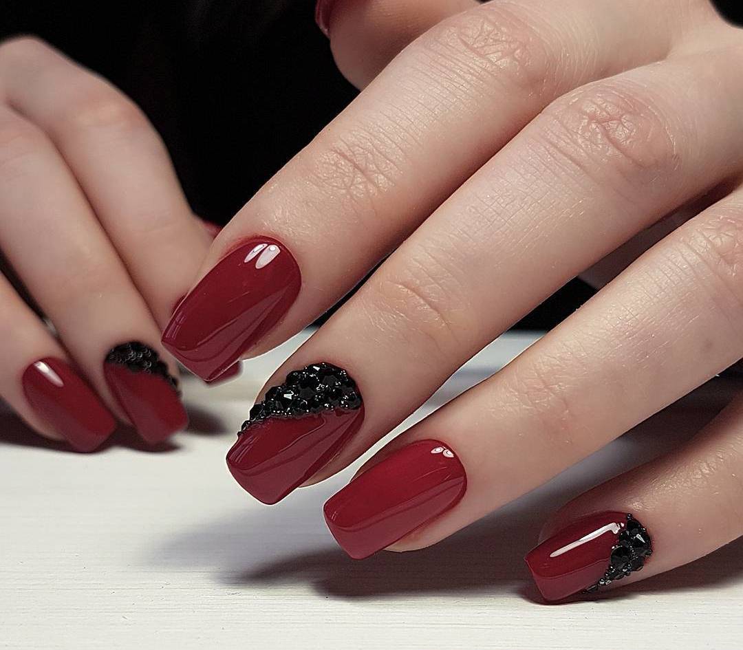 Червоний манікюр з блиском та 3D стразами на квадратних нігтях