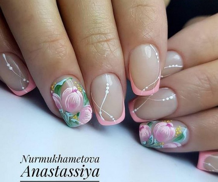 Бежевий френч з рожевими квітами на середніх нігтях