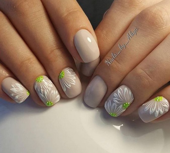 Бежевий манікюр з 3D квітковим розписом на овальних нігтях