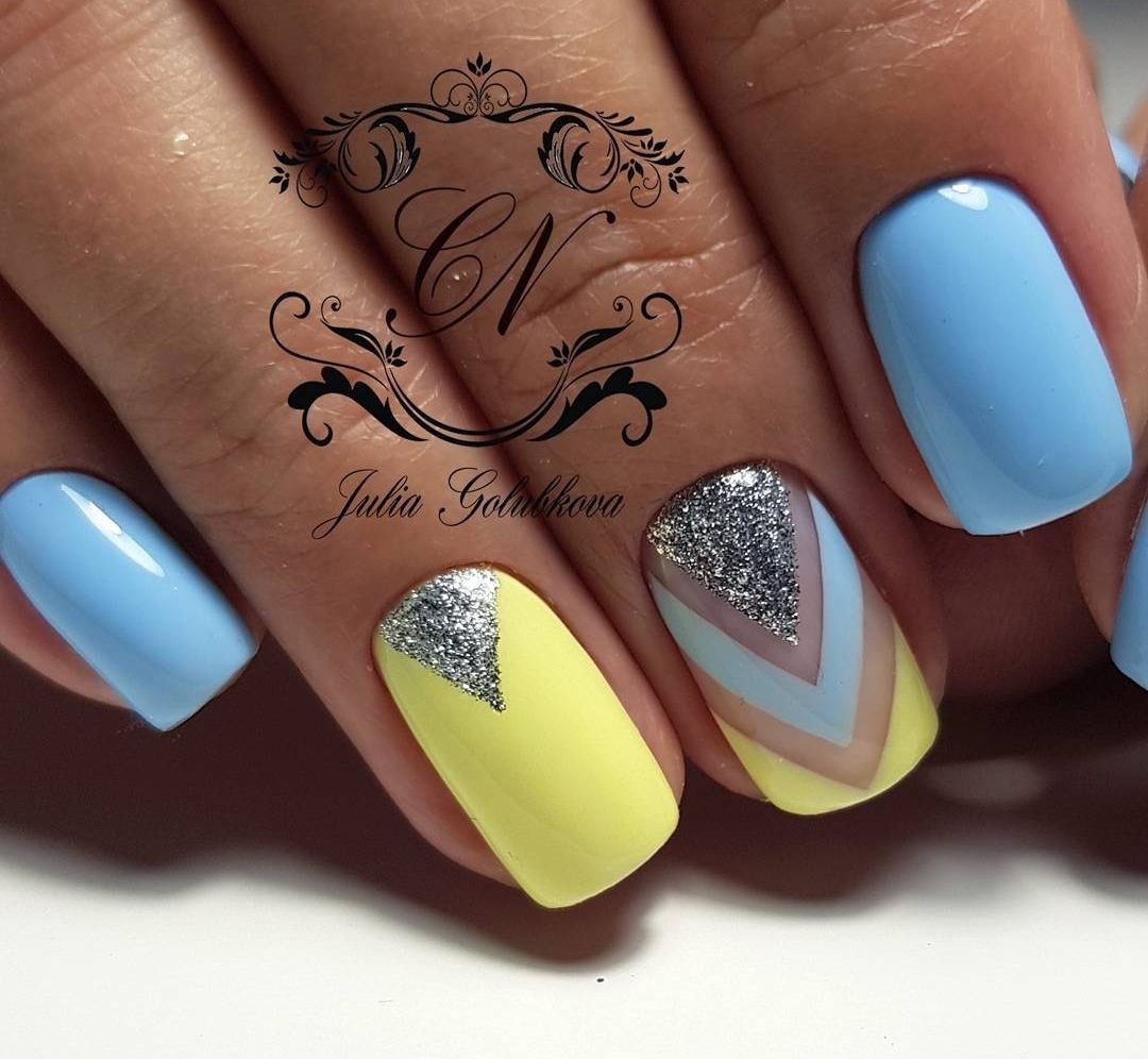Геометричний манікюр: сині та жовті лінії на бежевій основі