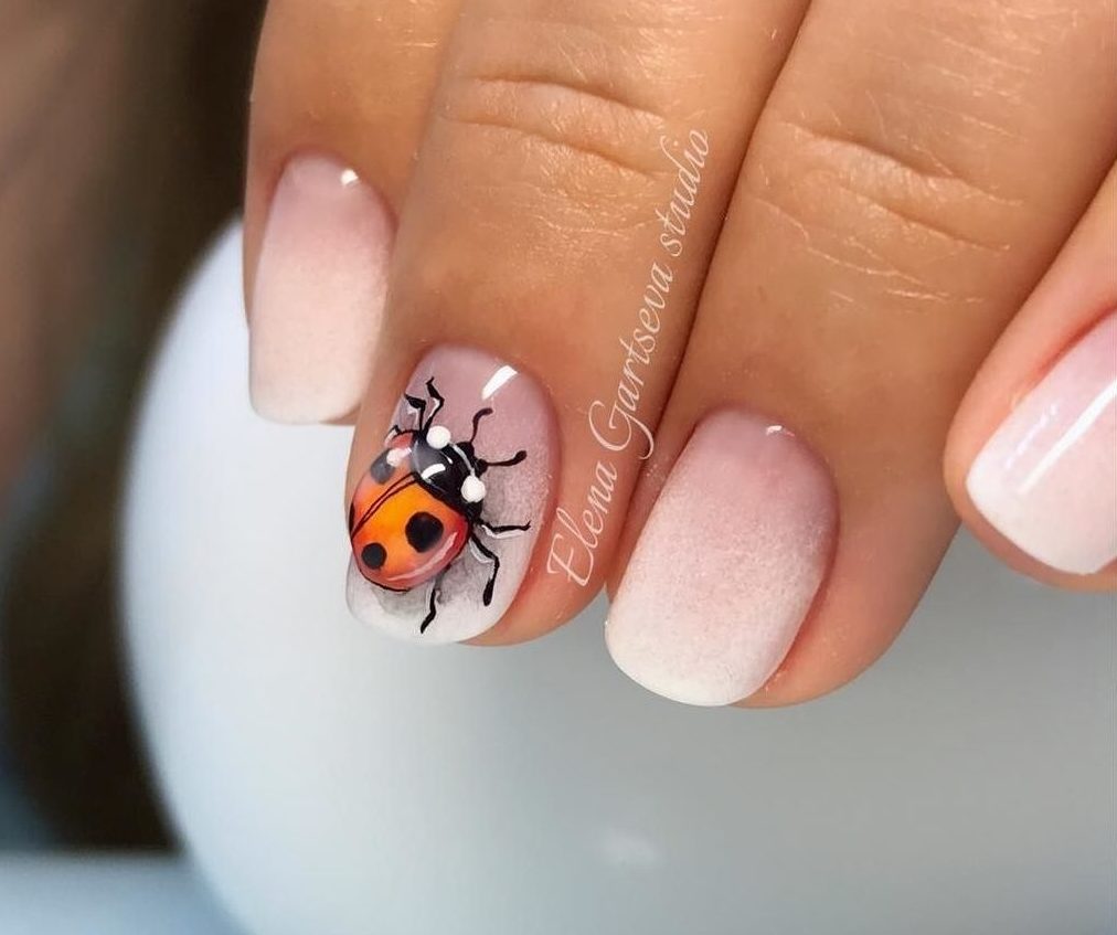 Рожево-помаранчеве омбре на овальних нігтях: легкість та стиль