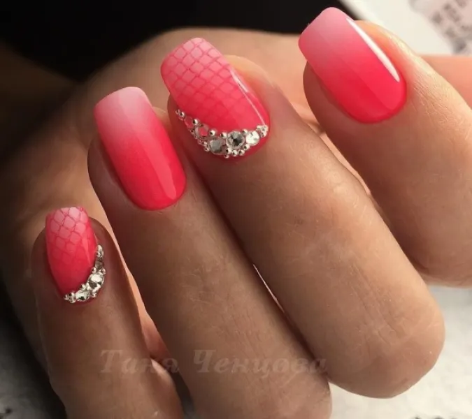 Овальні нігті: рожево-сріблясте омбре, геометрія та блиск