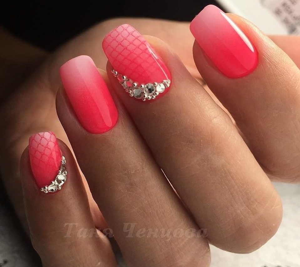 Овальні нігті: рожево-сріблясте омбре, блискуча геометрія та стрази