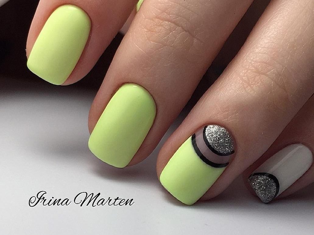 Квадратний манікюр: зелений матовий з геометричним срібним дизайном