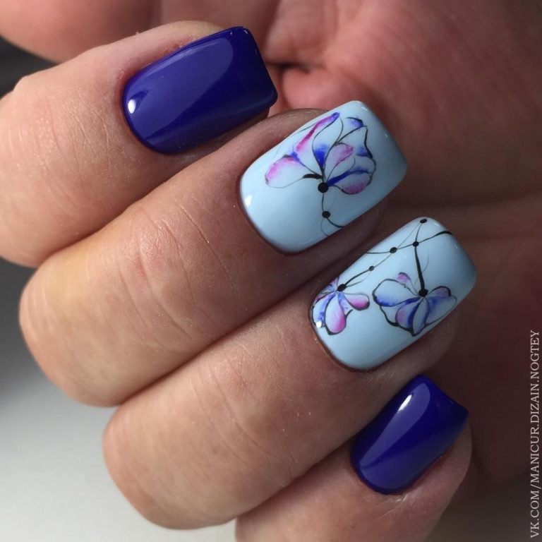 Синій манікюр з квітковим розписом гель-лаком на квадратних нігтях