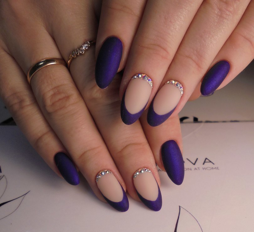 Фіолетовий матовий френч на довгих мигдалеподібних нігтях зі стразами