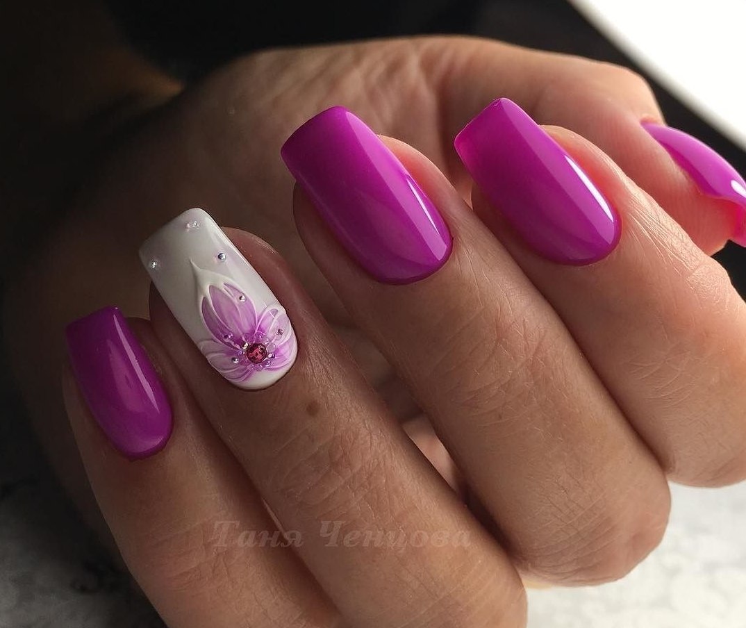 Квітковий 3D манікюр: фіолетові квіти та сріблястий блиск