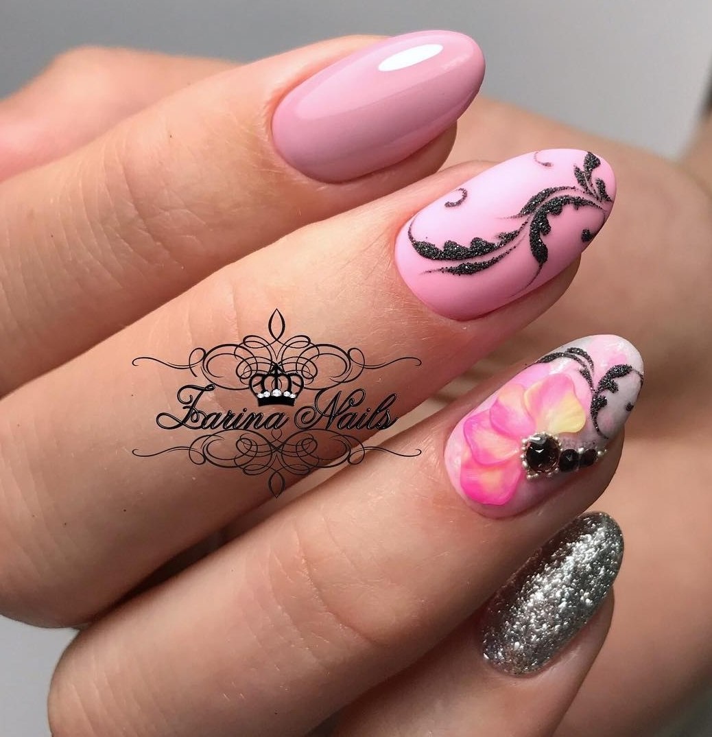 Рожевий квітковий манікюр з 3D ефектом та чорними елементами