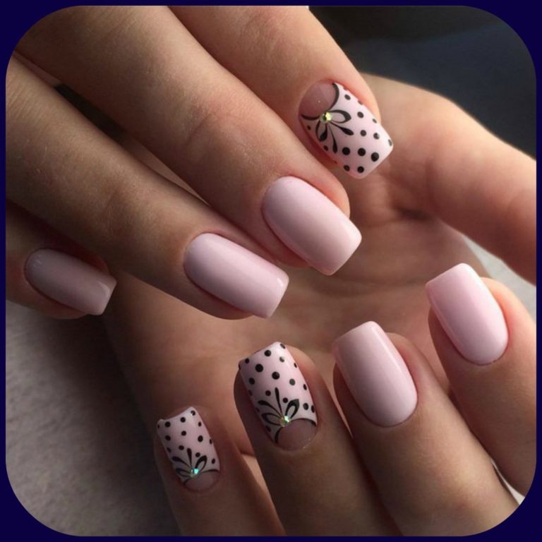 Рожевий манікюр з чорною геометрією та золотими акцентами