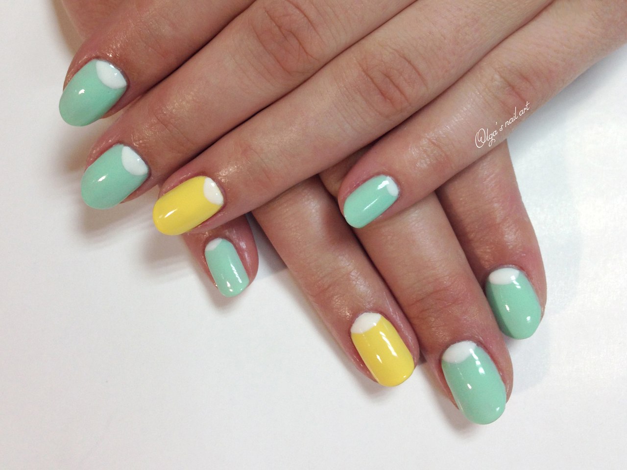 Зелений геометричний манікюр з жовтими акцентами