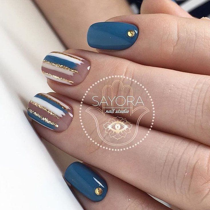Синій манікюр з золотою геометрією: блискучий дизайн на коротких круглих нігтях