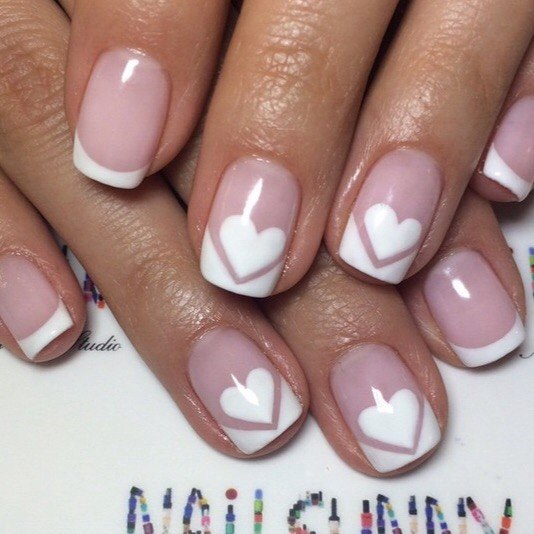 Білий френч з бежевим акцентом та негативним простором