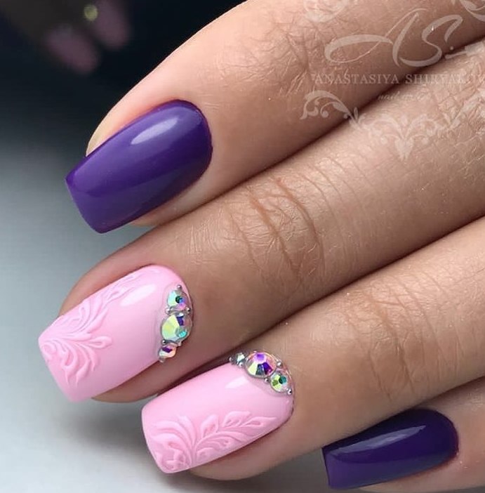 Об'ємний квітковий манікюр: рожевий з фіолетовими квітами і блиском