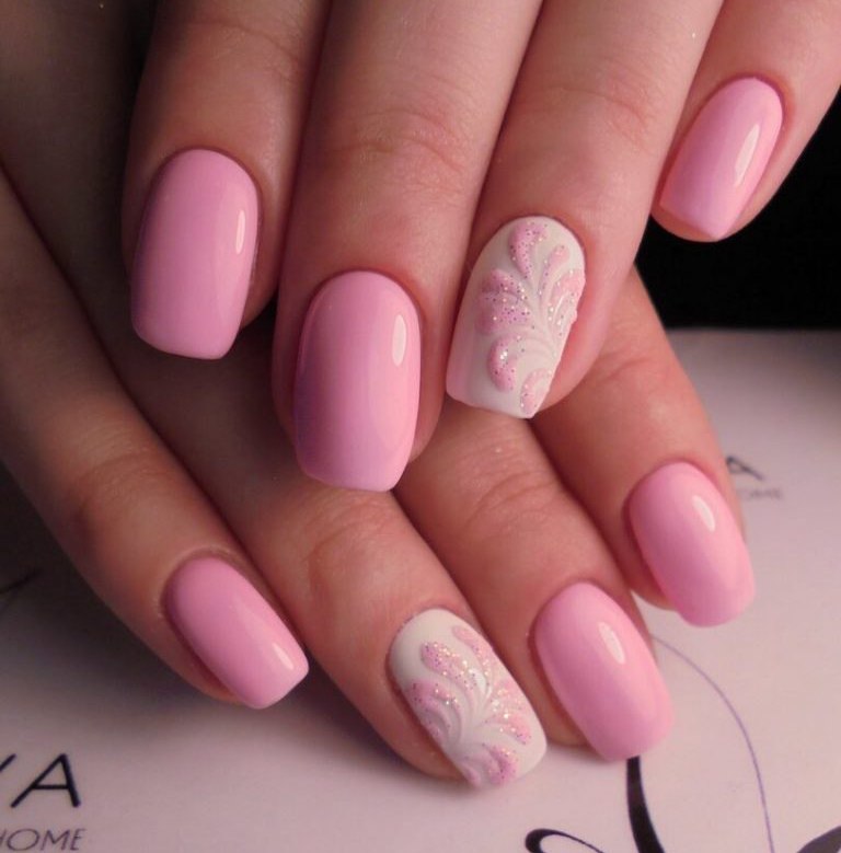 Квітковий рожевий манікюр з блискітками на овальних нігтях