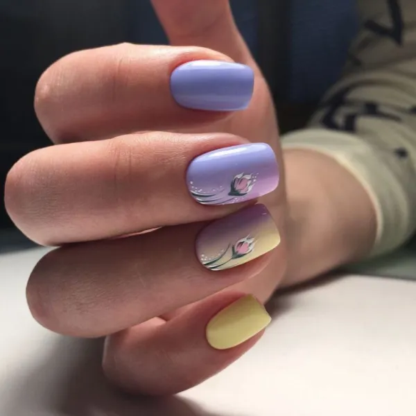 Фіолетовий омбре з квітковим розписом на овальних нігтях