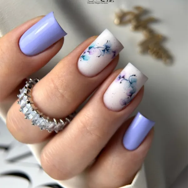 Матовий фіолетовий манікюр з білими квітами: квадратні нігті, гель-лак
