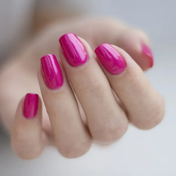 Рожевий блискучий мінімалізм на овальних нігтях: ніжність та сяйво