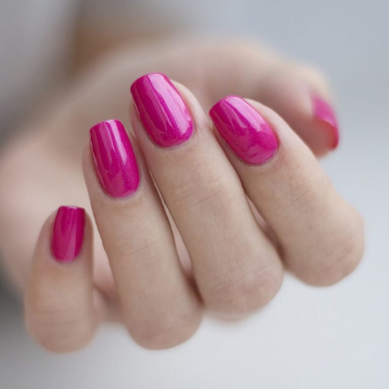 Ніжний рожевий блискучий манікюр на овальних нігтях: мінімалізм гель-лаком