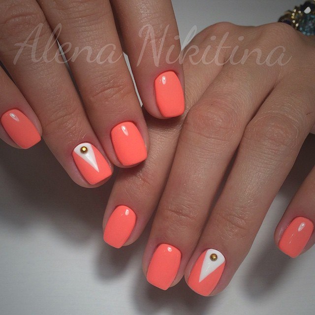 Помаранчевий манікюр з геометричним розписом та золотими стразами