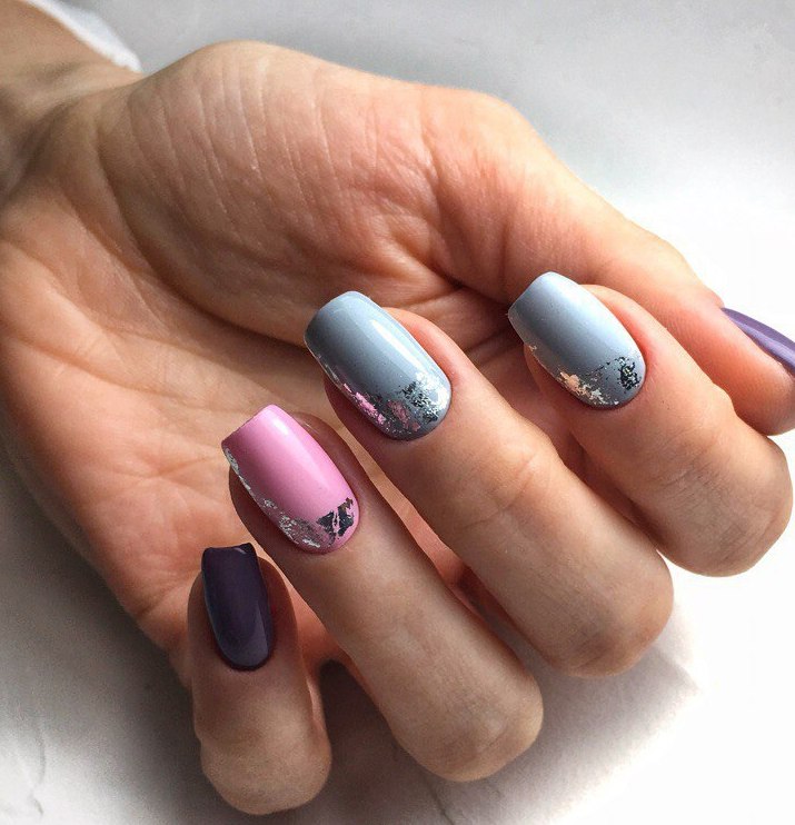 Матовий сірий манікюр з рожевим і сріблястою фольгою