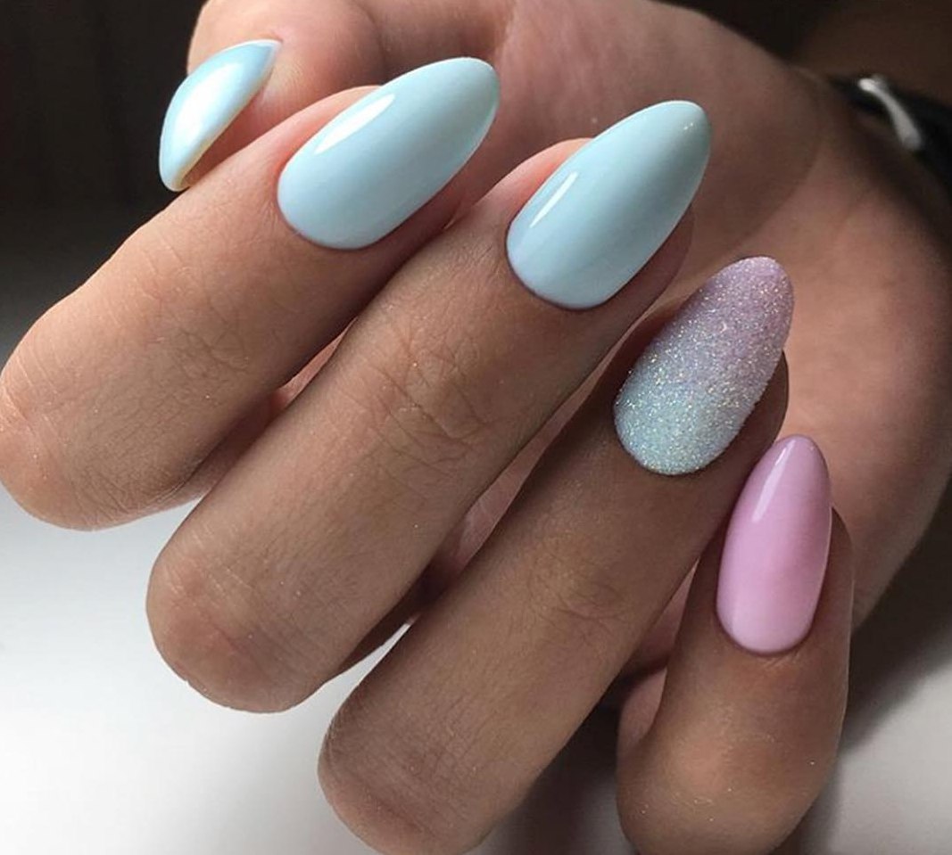Синьо-рожевий манікюр омбре з блискітками на мигдалевих нігтях