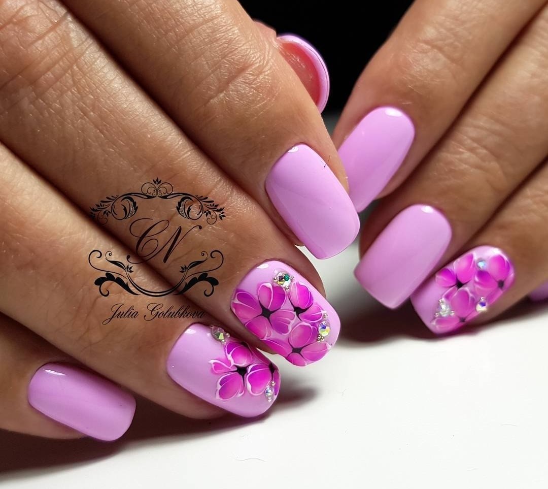 Розкішний фіолетово-рожевий 3D манікюр: квітковий вибух зі стразами на коротких квадратах