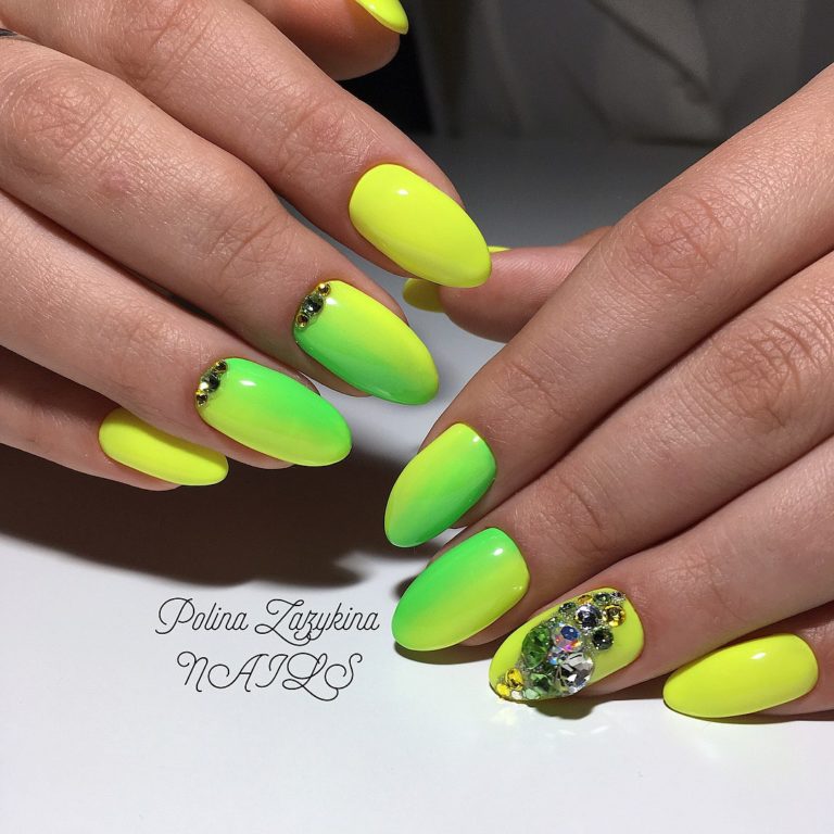 Жовто-зелений омбре манікюр з блискітками та стразами на довгих мигдалевих нігтях