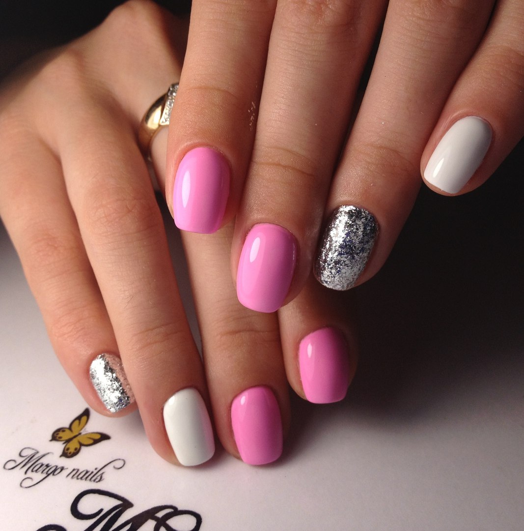 Рожевий манікюр з сріблястими блискітками на овальних нігтях