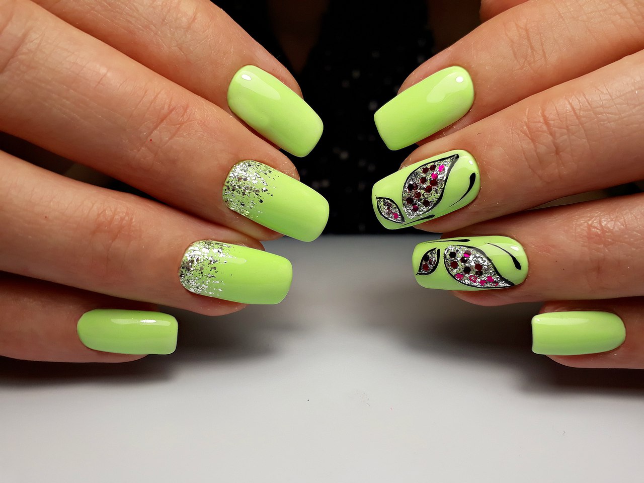 Зелений манікюр з абстрактним сріблястим розписом та блискітками