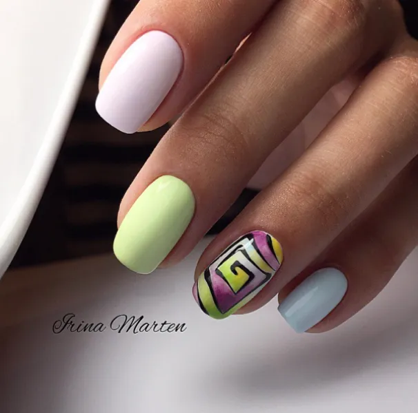 Рожево-зелений абстрактно-геометричний дизайн на овальних нігтях