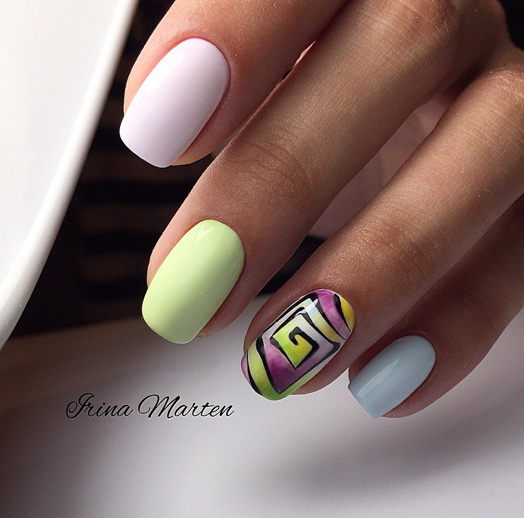 Рожево-зелений абстрактно-геометричний манікюр на овальних нігтях