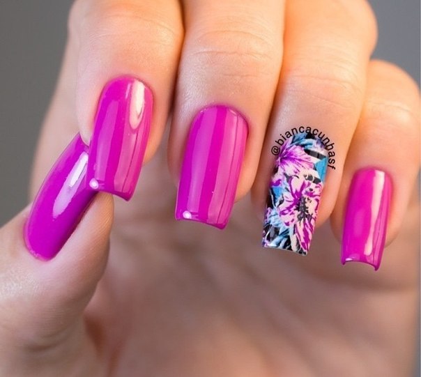 Фіолетовий манікюр: квітковий дизайн на довгих квадратних нігтях